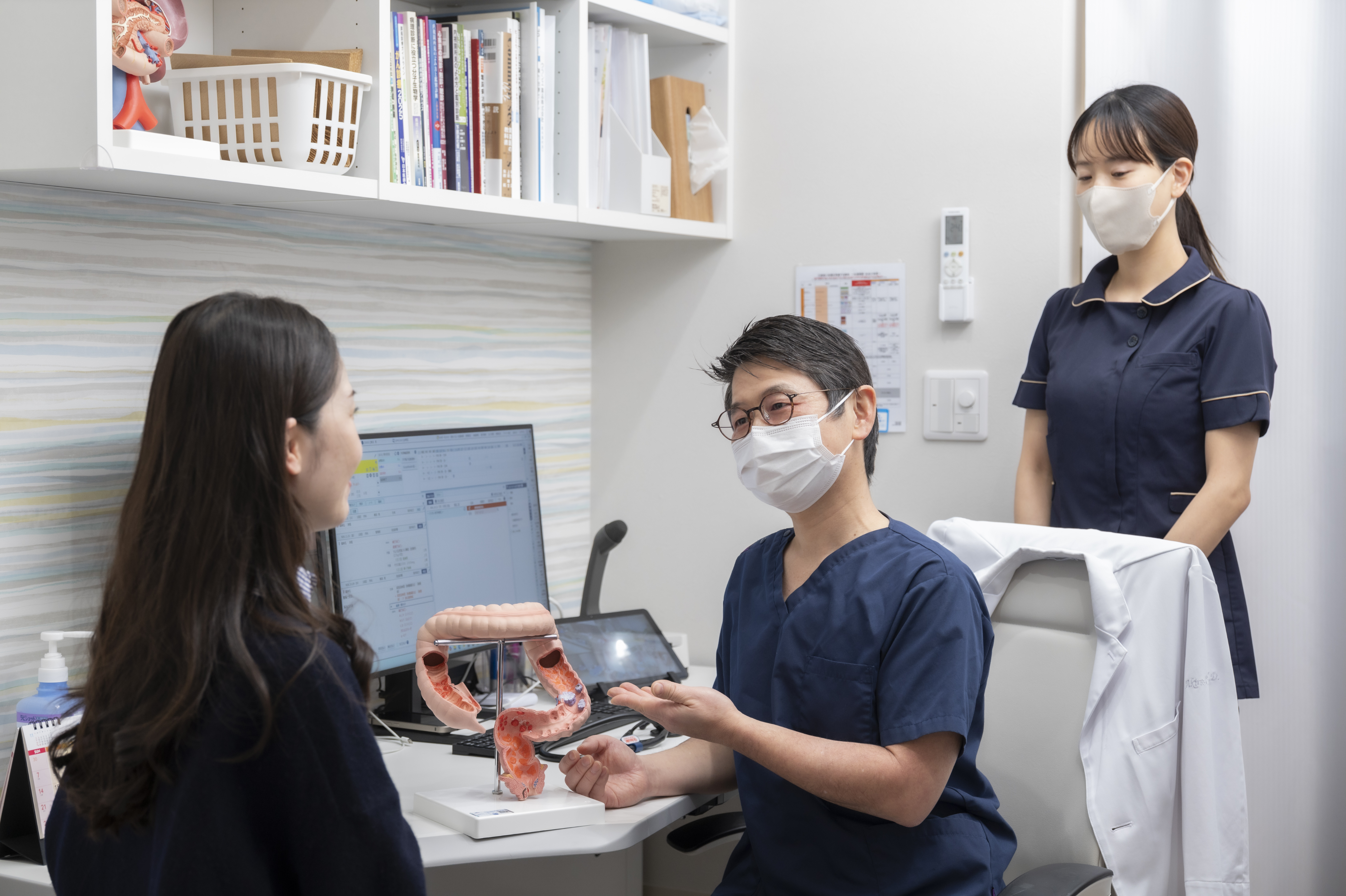 医師による診察の様子